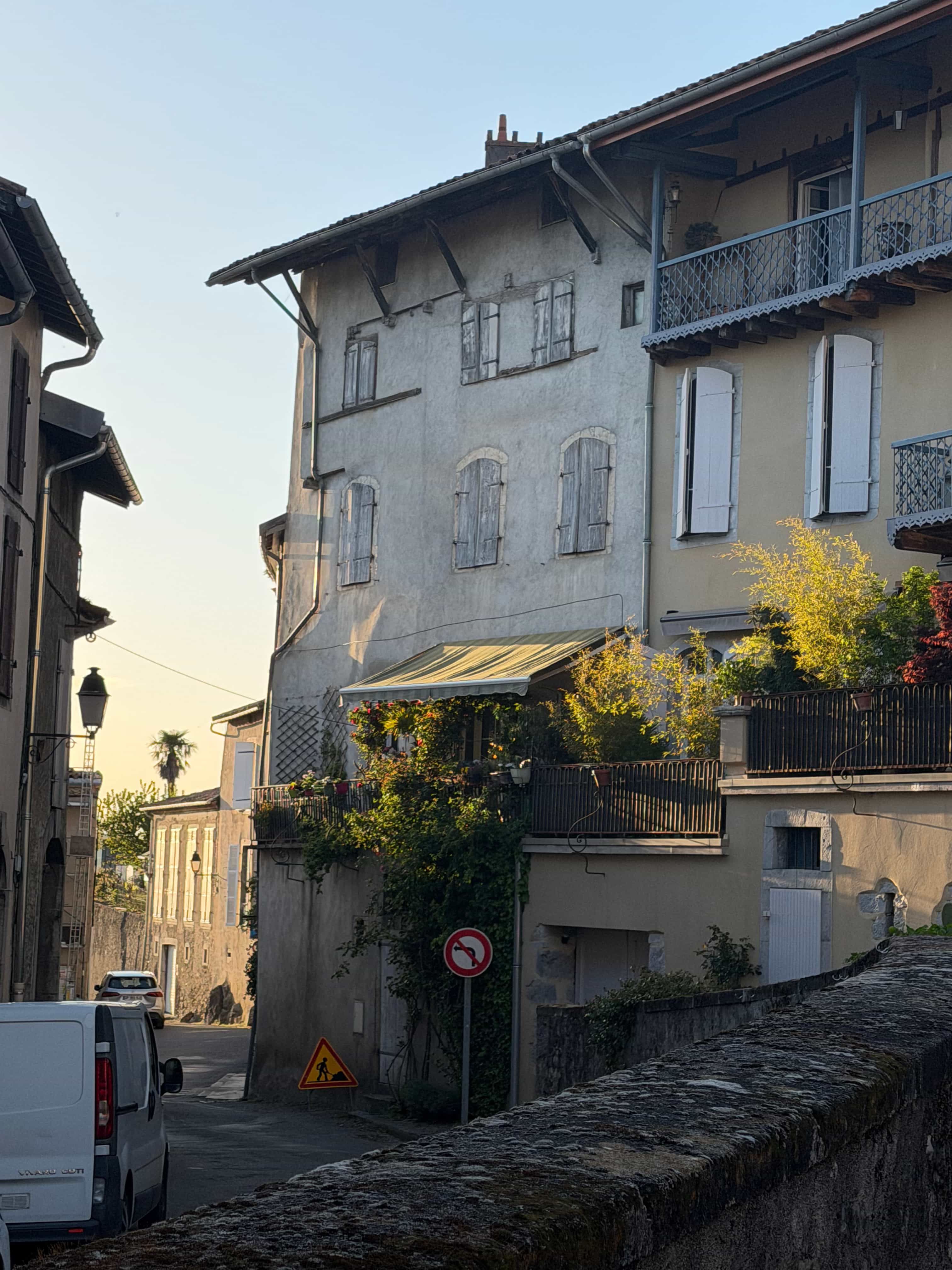 Saint-Lizier — maison du village en lumière dorée
