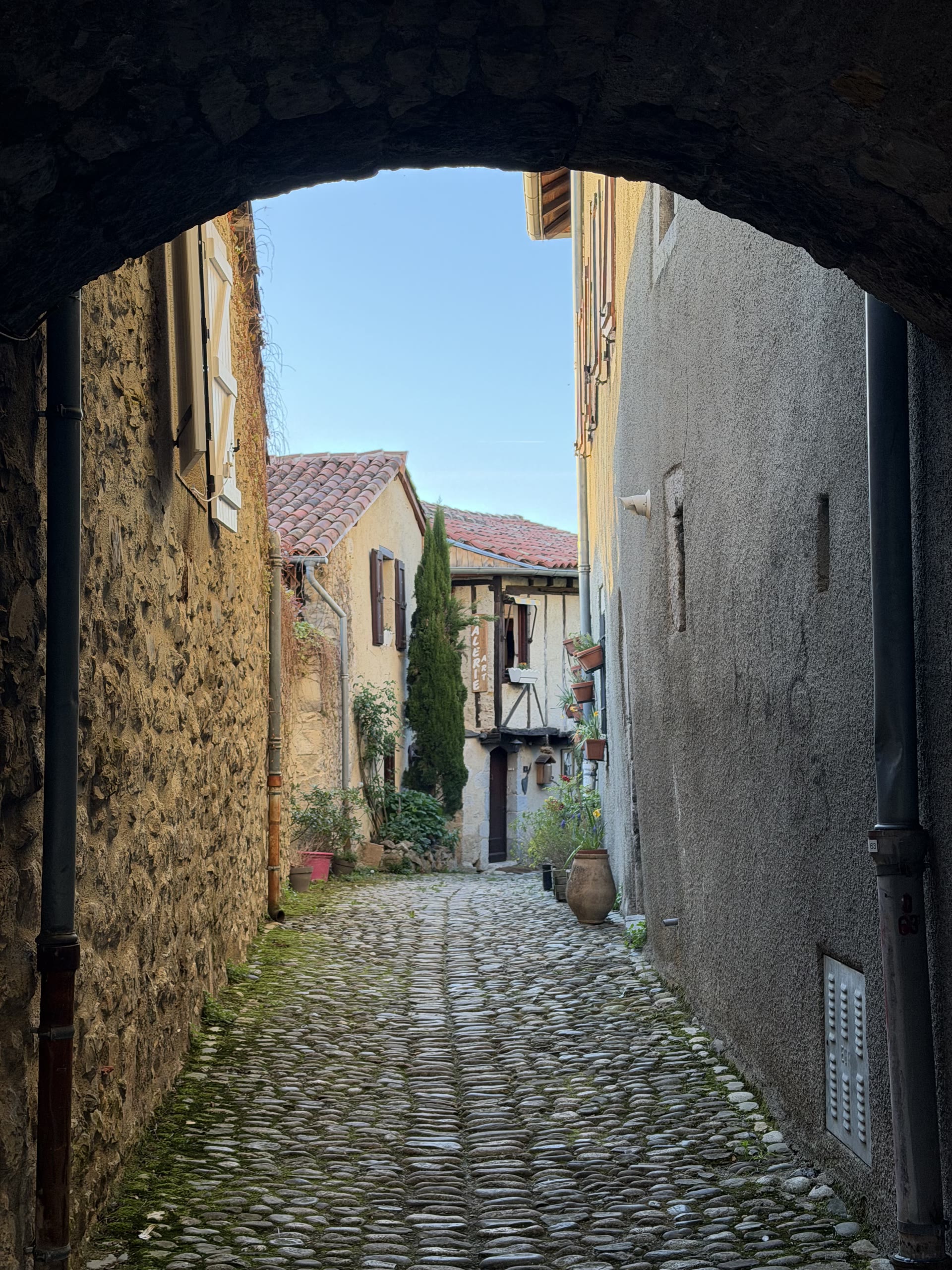 Saint-Lizier — ruelle pavée du village