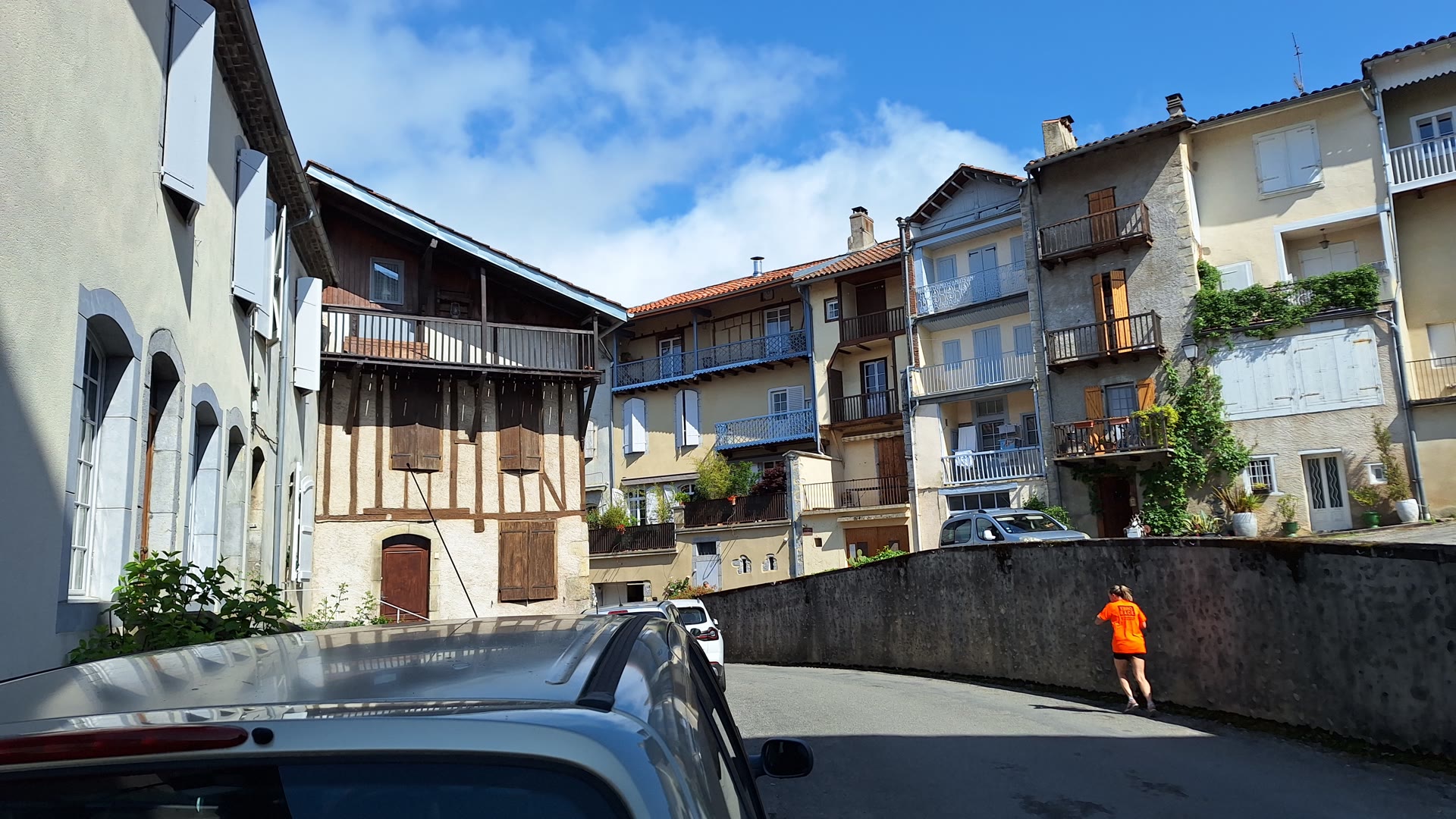 Saint-Lizier — maisons à colombages et balcons du village