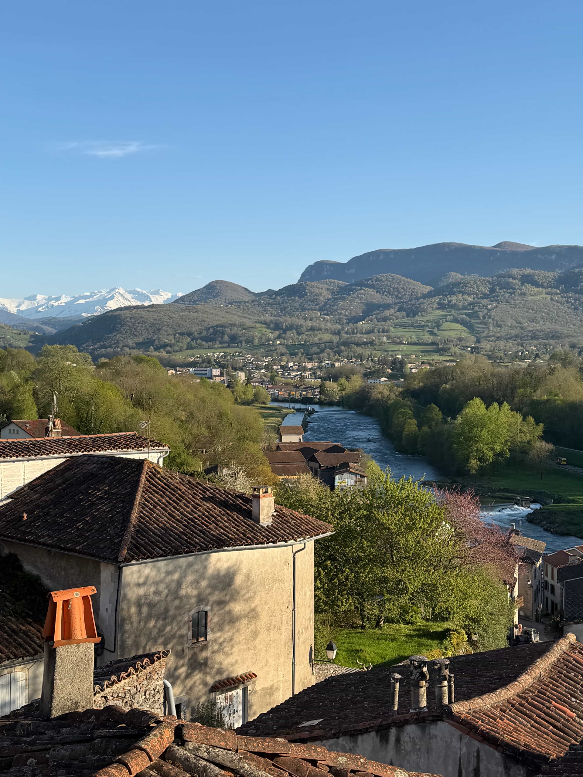 Saint-Lizier — toits, vallée du Salat et Pyrénées
